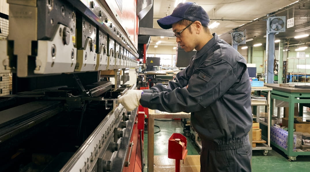 機械に向かっている社員