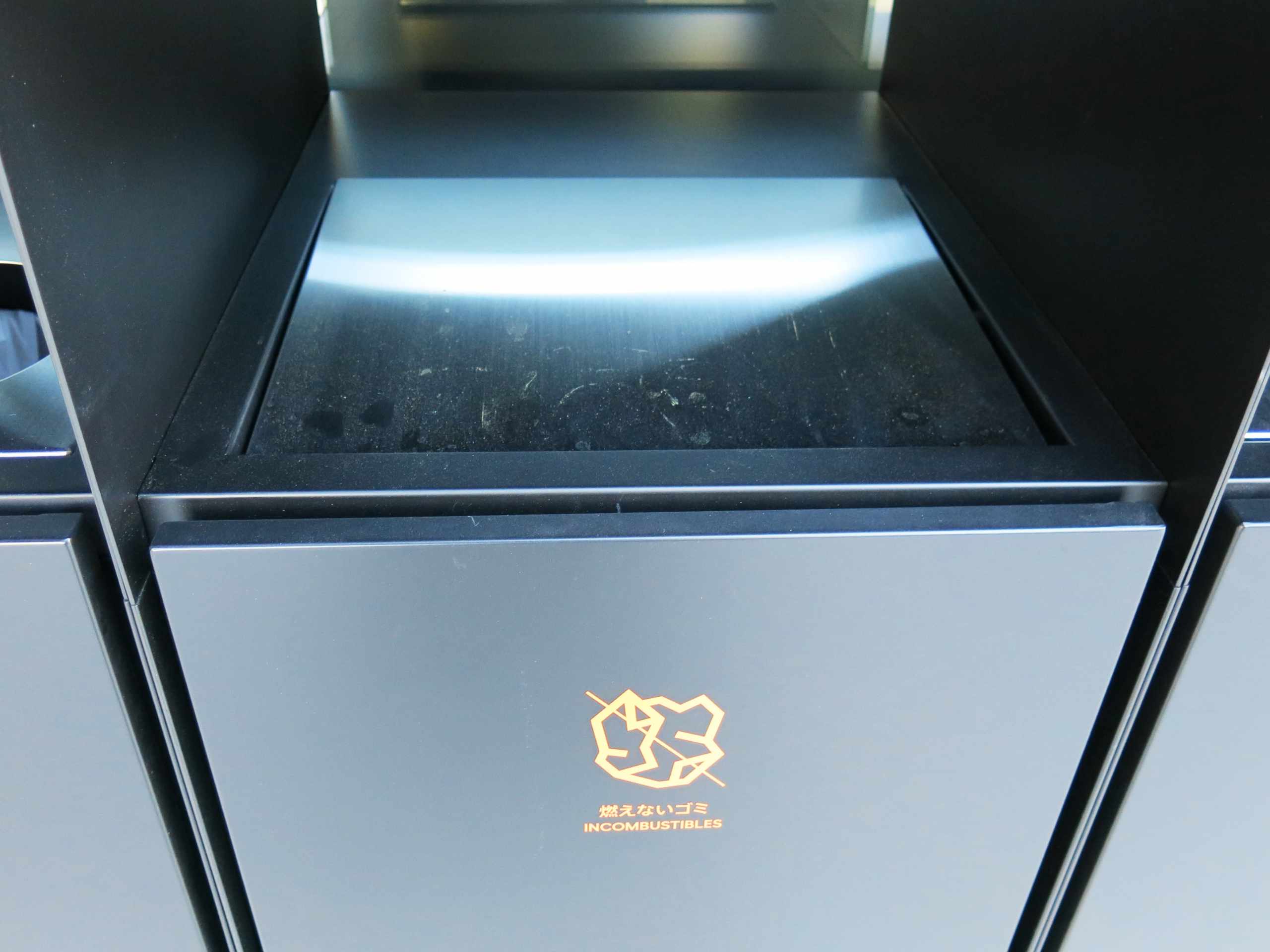 特注70Ｌ屋外用ダストボックス 不燃物投入部分アップ